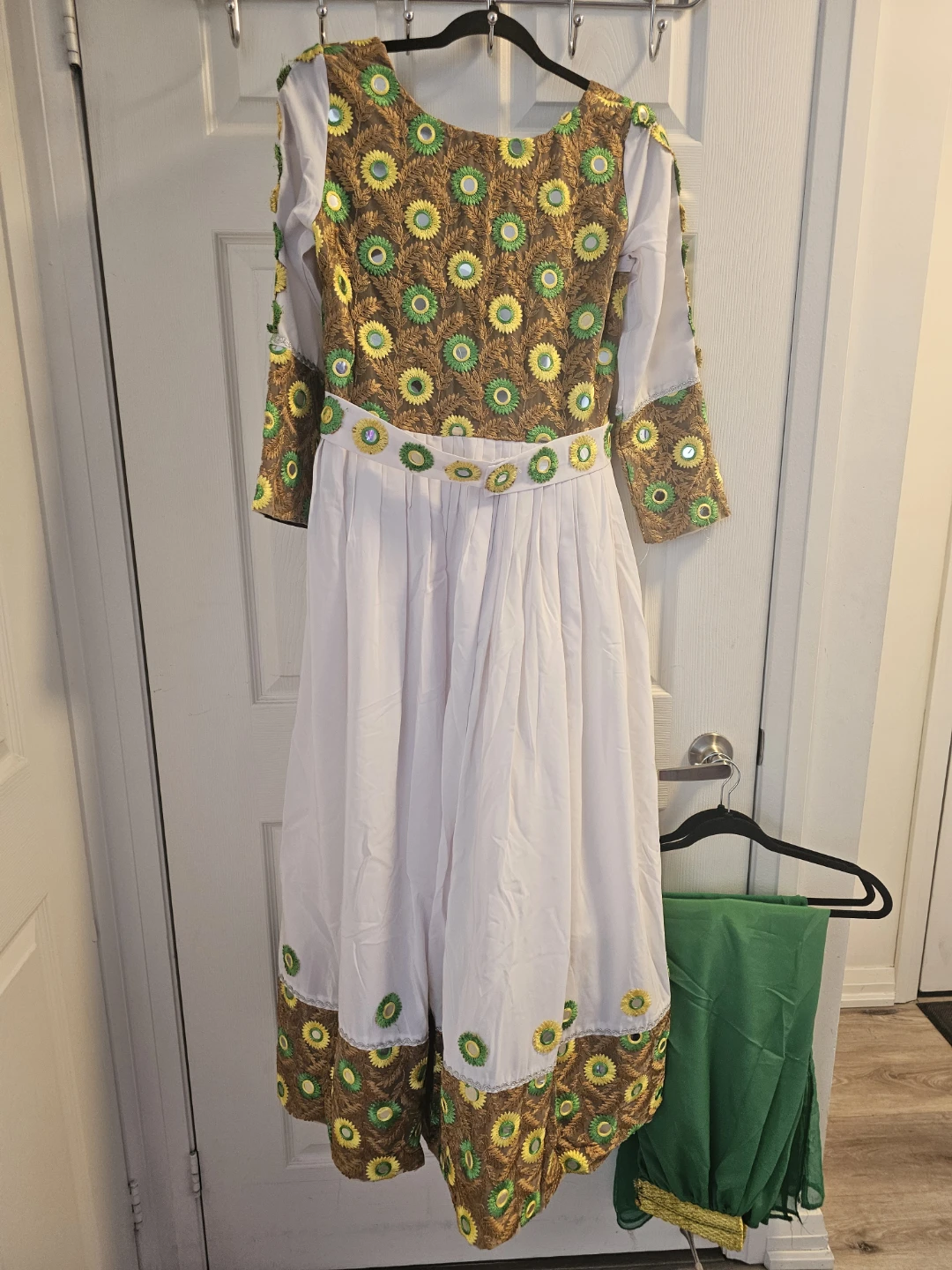 Embroidered White Dress with Green Dupatta - photo 4