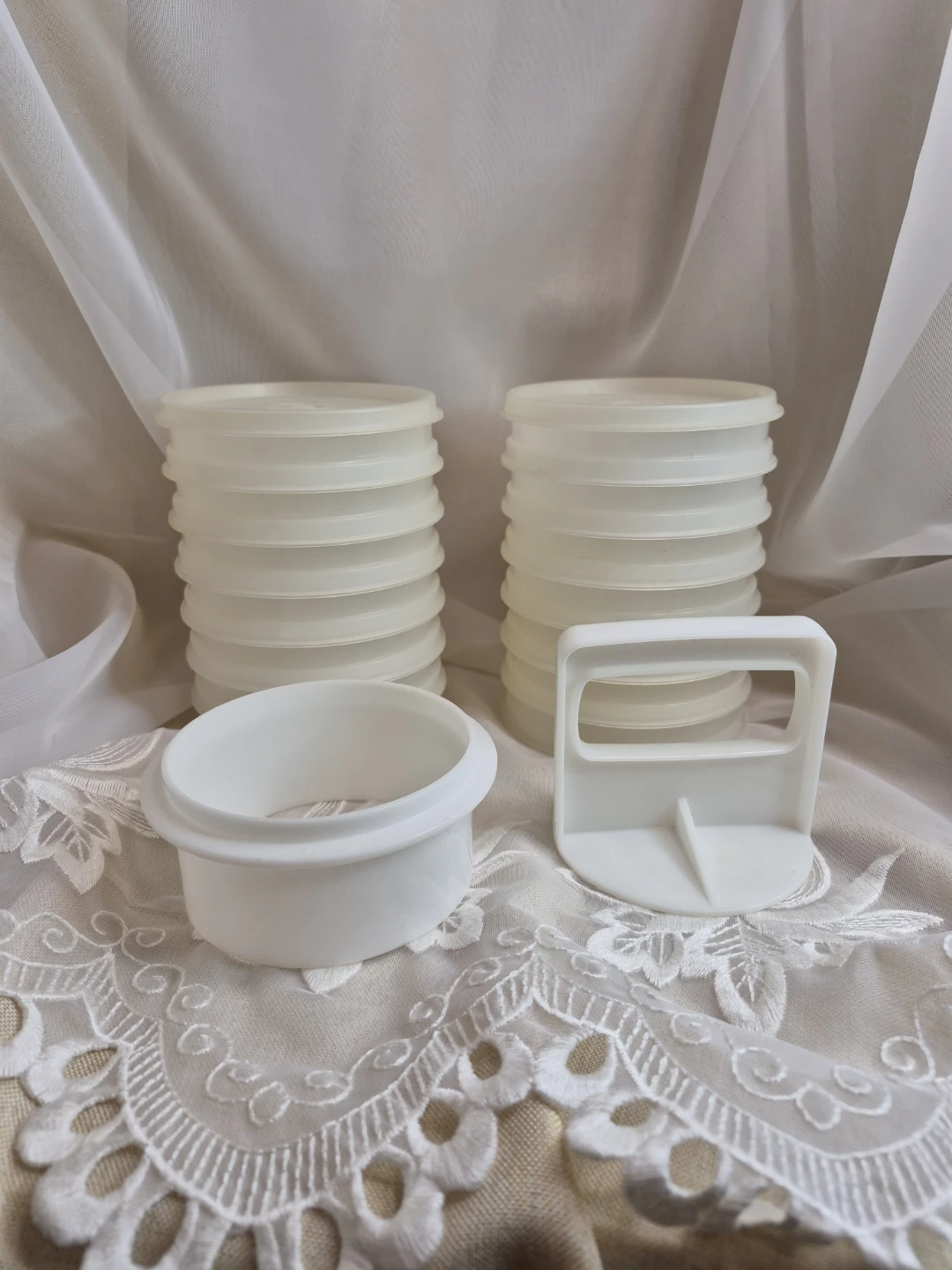 Tupperware 4" Round Hamburger Press with 16 - photo 2