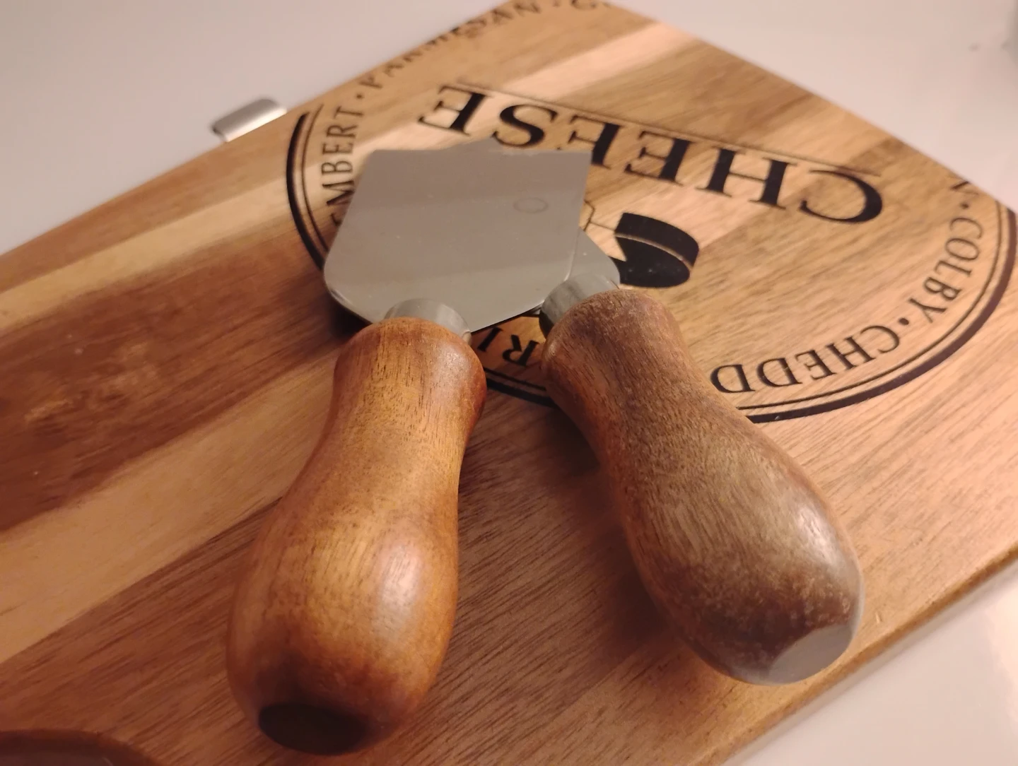 Wooden Cheese Board with 2 Cutters