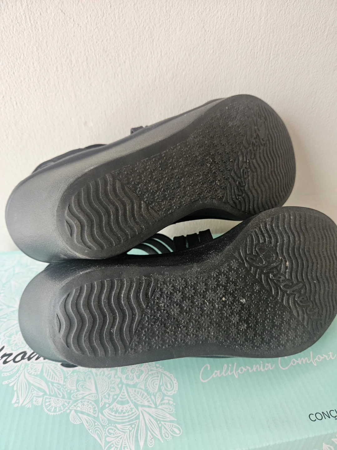 2 pairs of women’s size 7 Skechers sandals - photo 3
