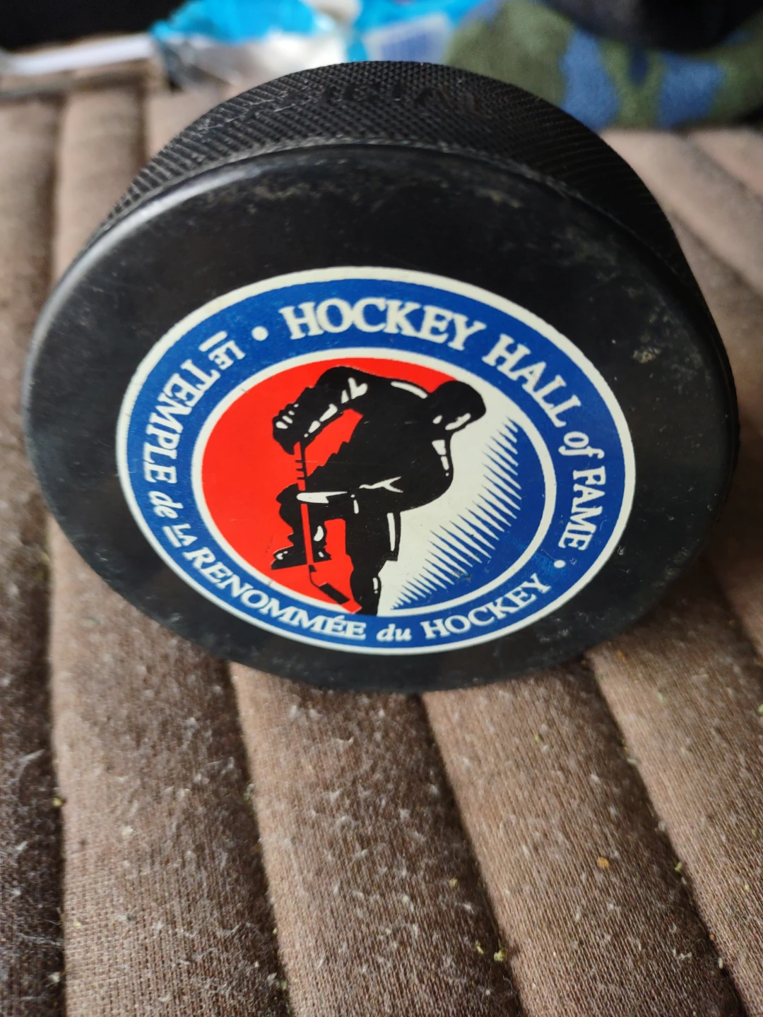 Toronto Maple Leafs & Hockey Hall of Fame Commemorative Puck - photo 3