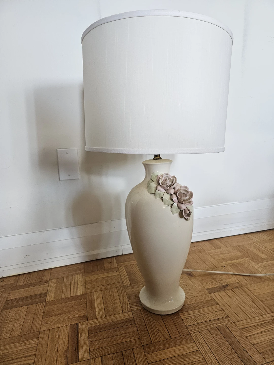 Ceramic Table Lamp with Rose Appliqués - photo 3