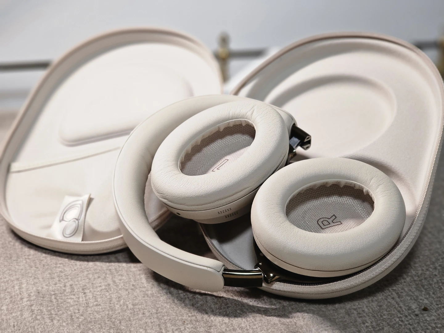 Bose QuietComfort Ultra 2 Noise Cancelling Headphones - White - photo 4