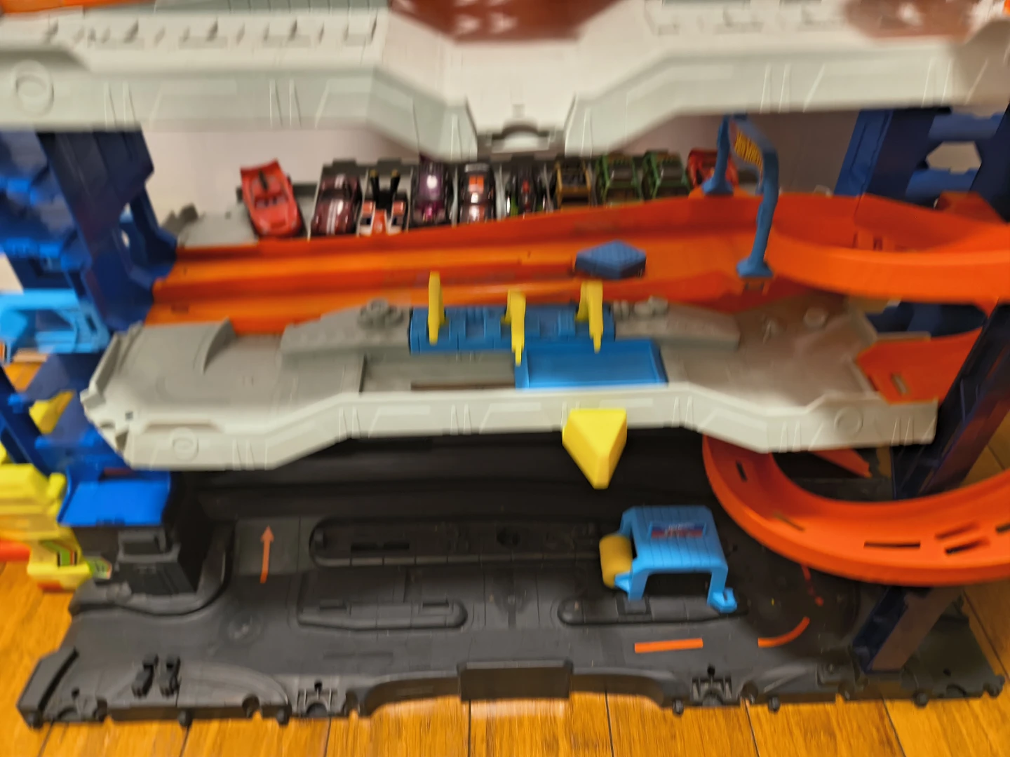 Hot Wheels Ultimate Garage Playset with Dragon Tower - photo 4