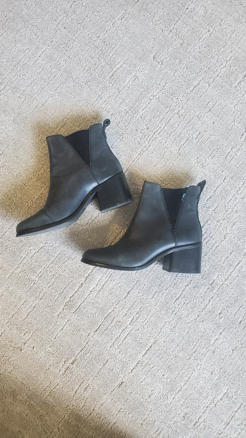 Black Leather Chelsea Boots - Women's Size 6