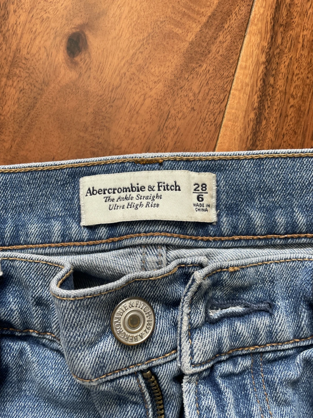 Abercrombie & Fitch Ultra High Rise Jeans Size 28 - photo 2