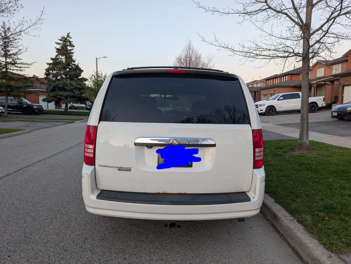 White Chrysler Town & Country Van - photo 3