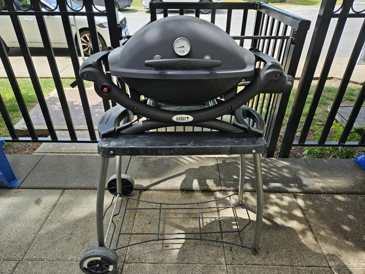 🔥Weber Q1000 droïd look🔥+cart+cover 260$. Can deliver. NO FEES.