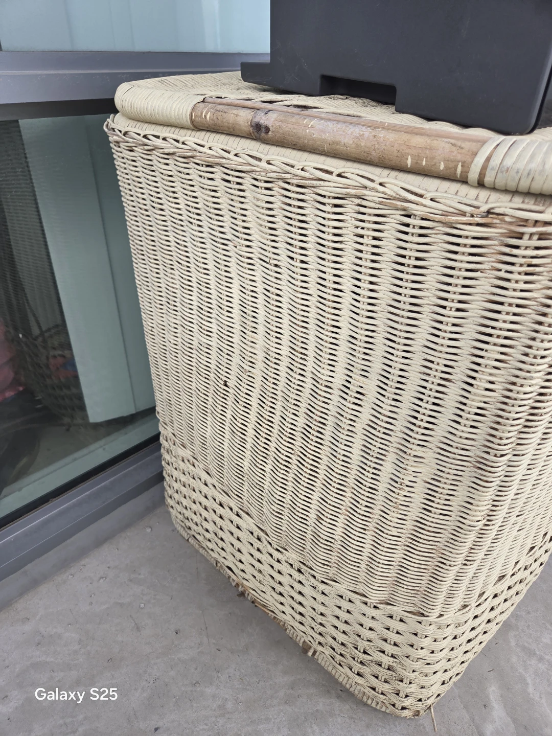 Wicker Laundry Basket with Lid - photo 3