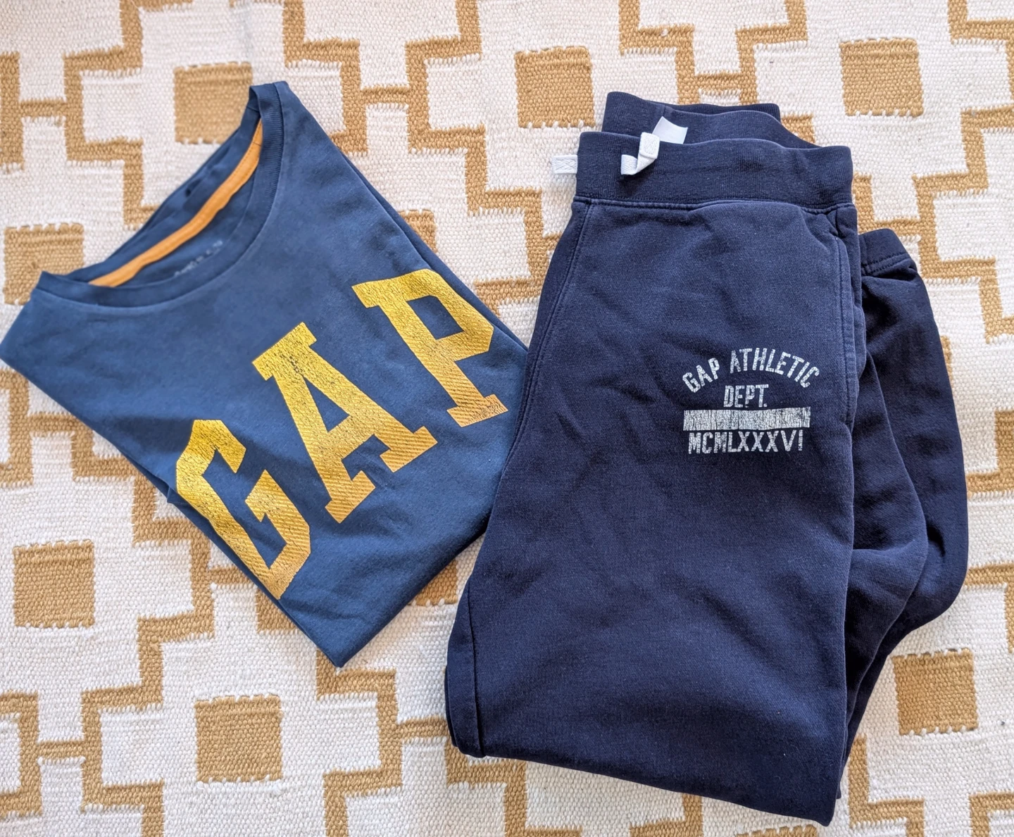 GAP T-shirt and Sweatpants Set