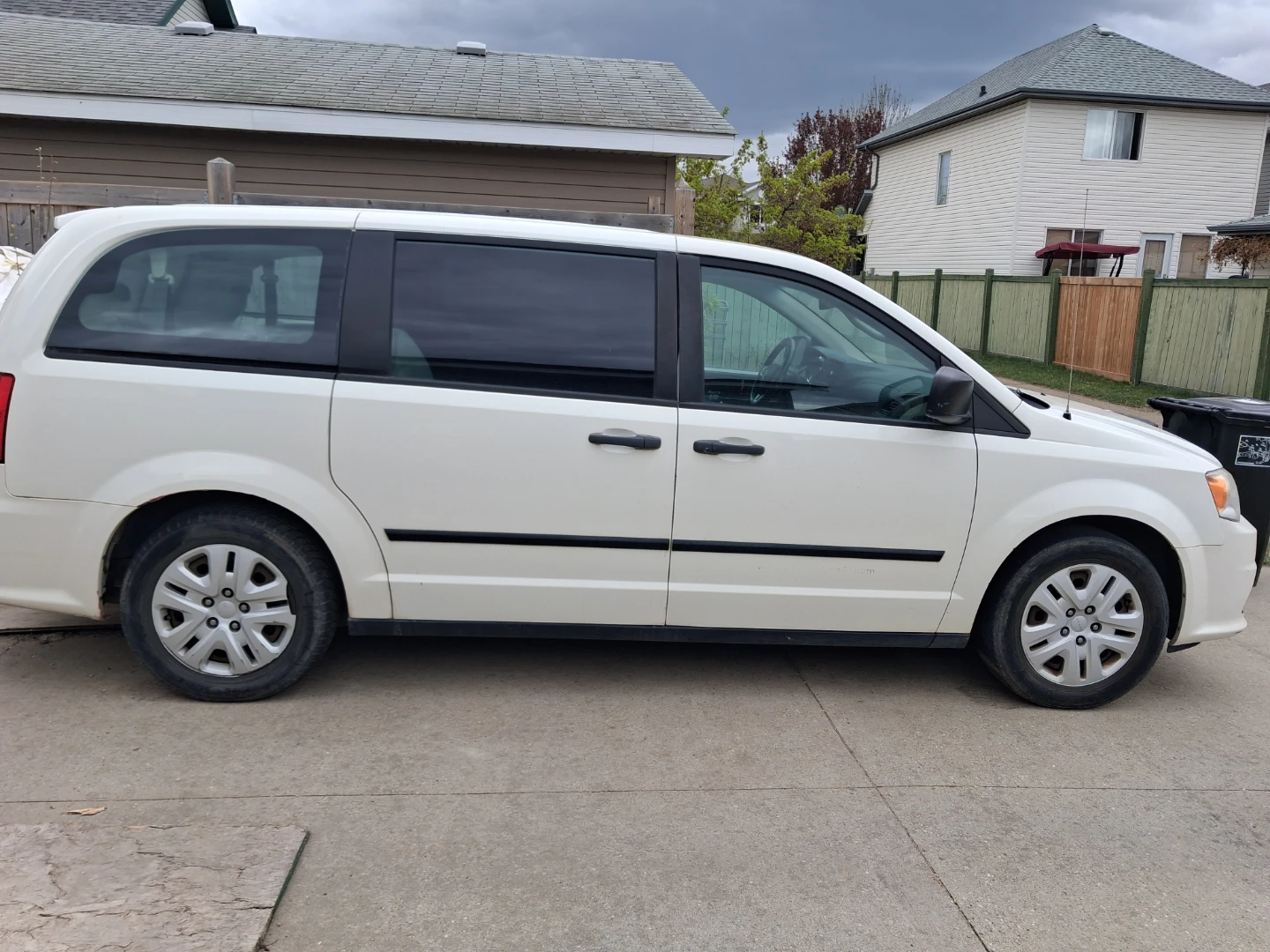 2013 White Dodge Grand Caravan - photo 2
