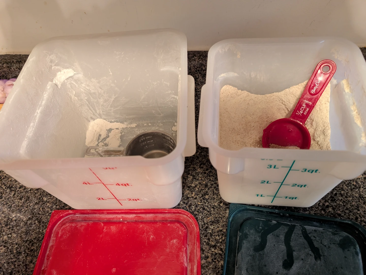 2 Food Storage Containers with Lids - photo 2
