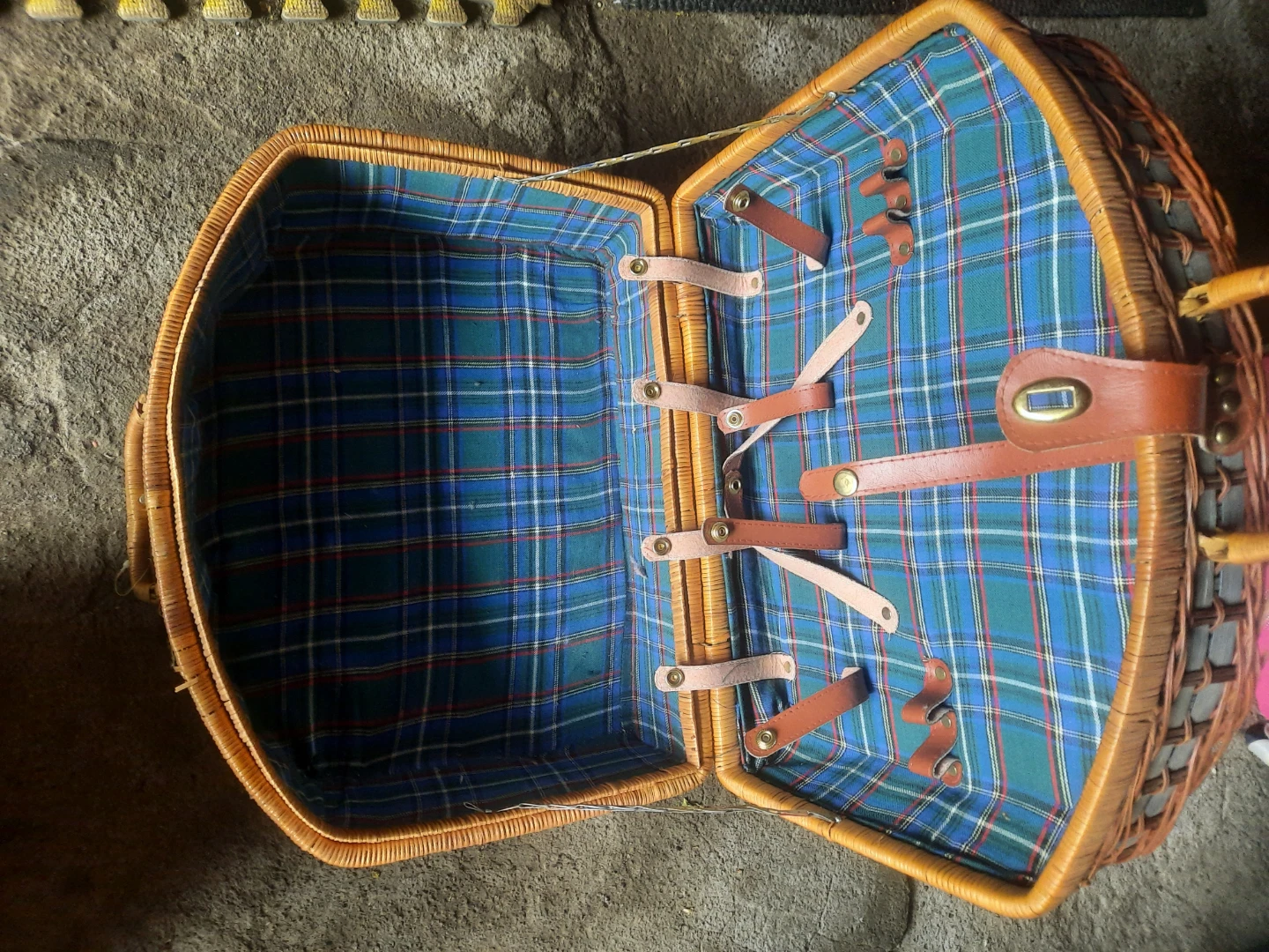 Wicker Picnic Basket with Plaid Lining - photo 3