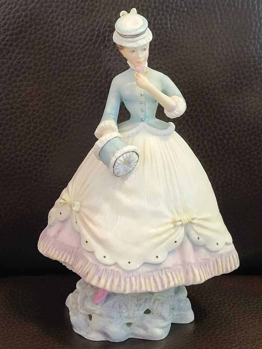 VintageRoyal Worcester "Lisette" Figurine - photo 3