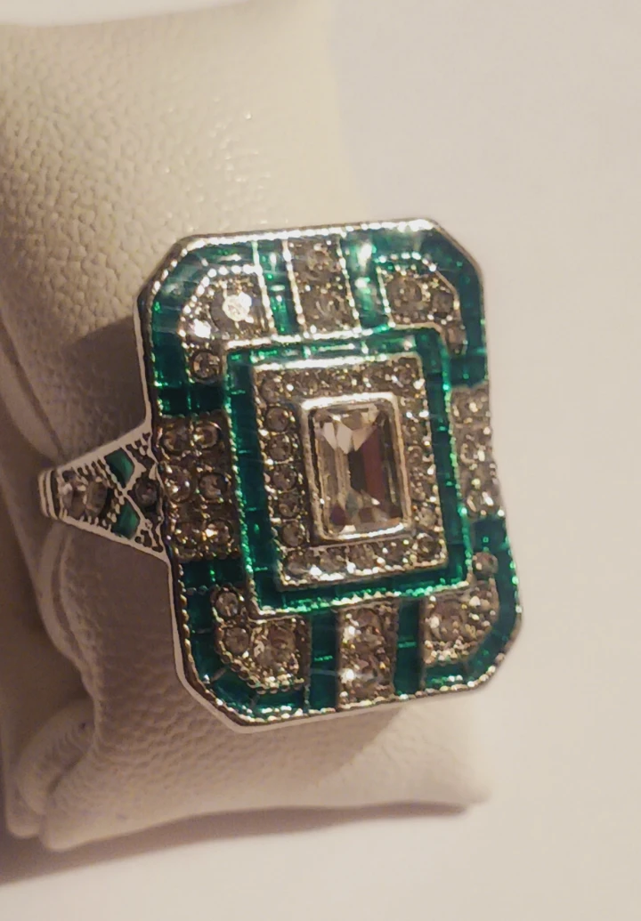 New !! Beautiful green enamel clear crystal ring. 8.