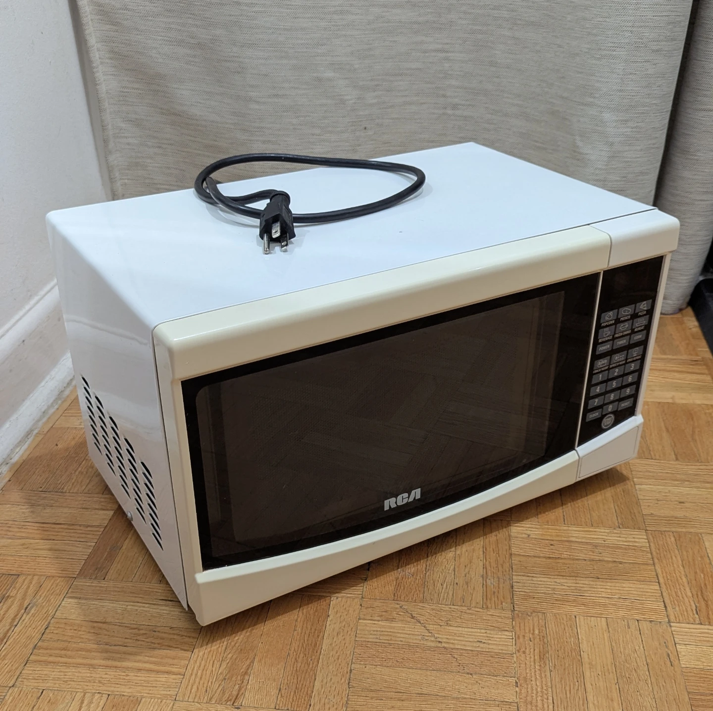 USED RCA Compact Microwave 900W \ 0.9cu.ft. Countertop Oven