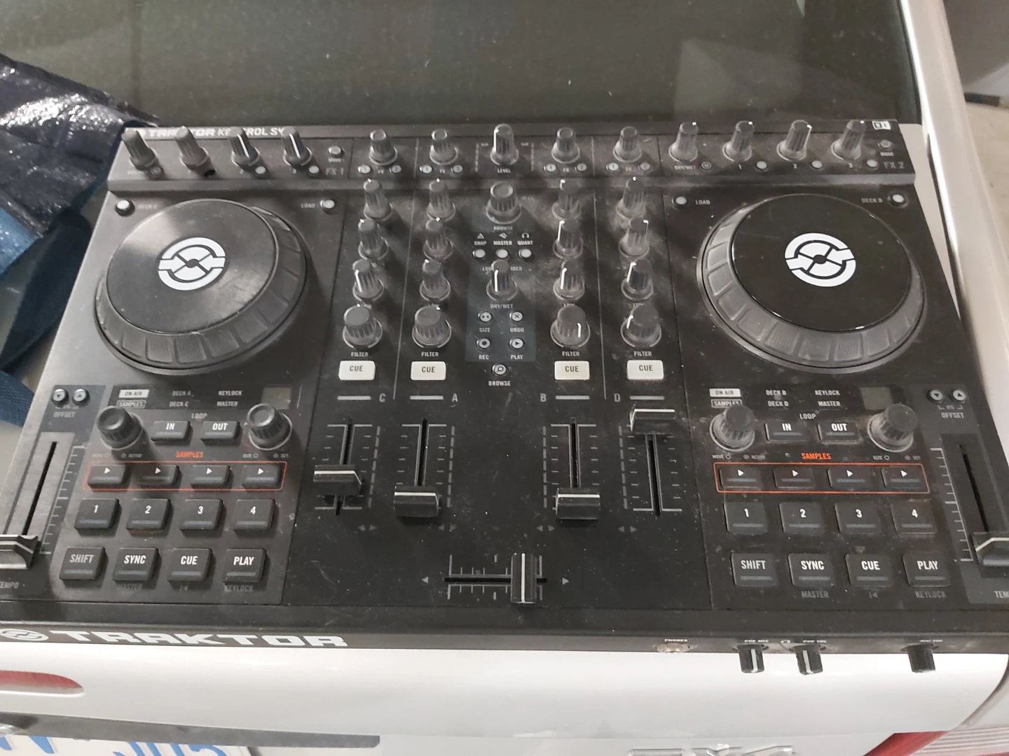 Native Instruments Traktor Kontrol S4 DJ Controller - photo 2