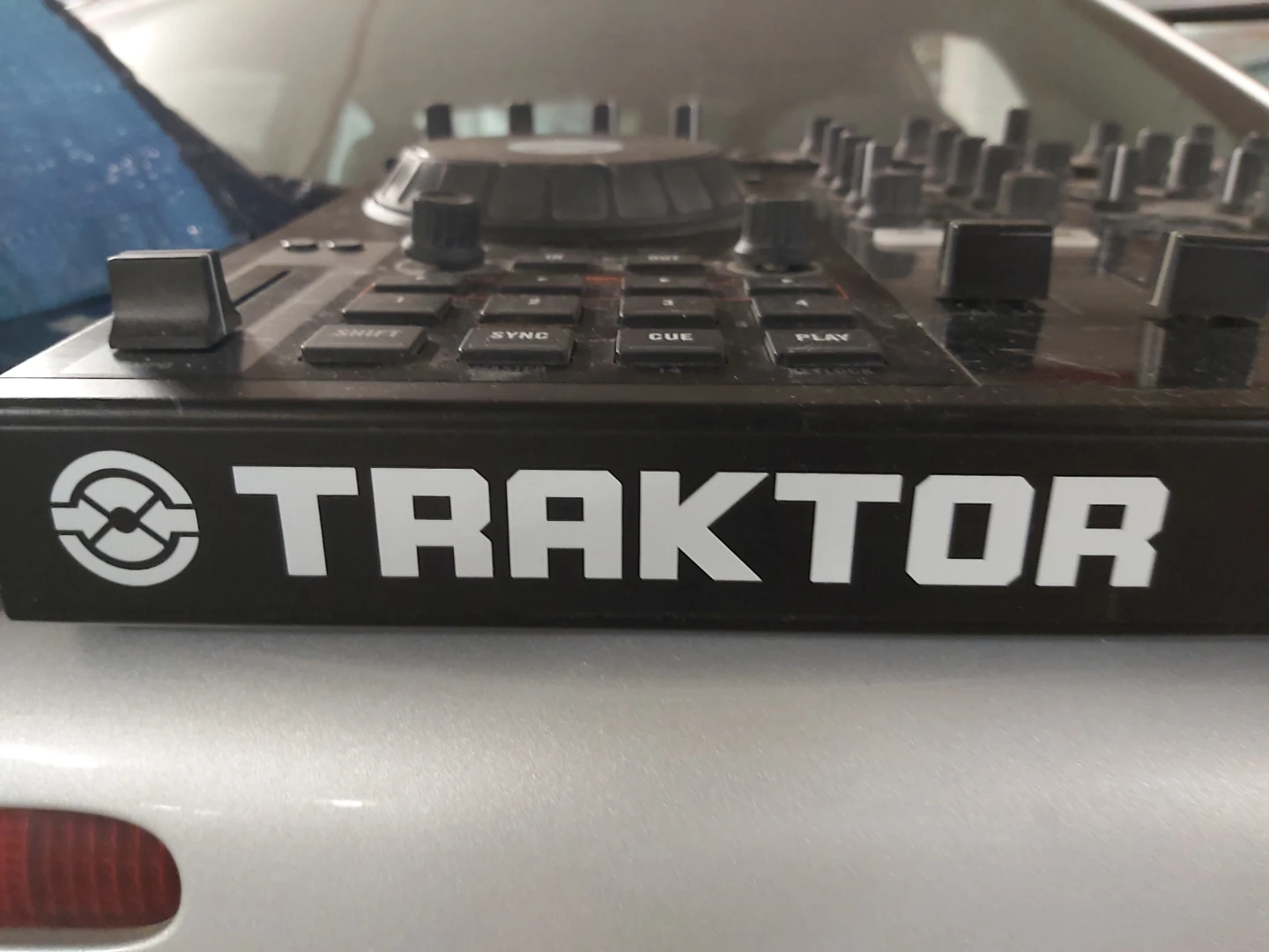 Native Instruments Traktor Kontrol S4 DJ Controller - photo 3