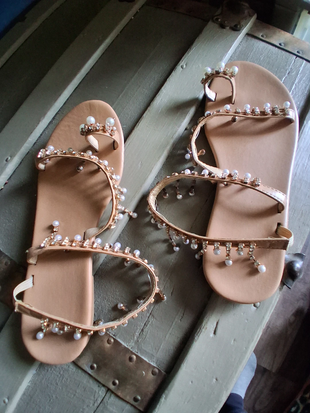 Tan embellished sandals with pearls and rhinestones, size 39 - photo 4