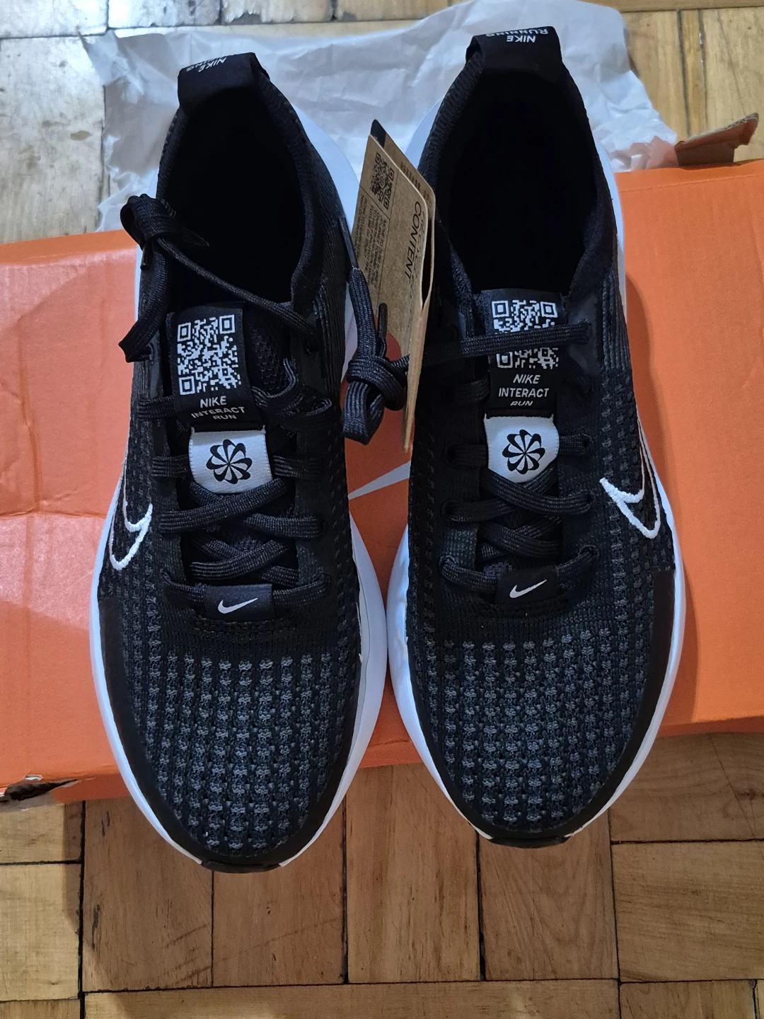 BNIB)Nike Interact Run Size 7 Running Shoes - Black/White