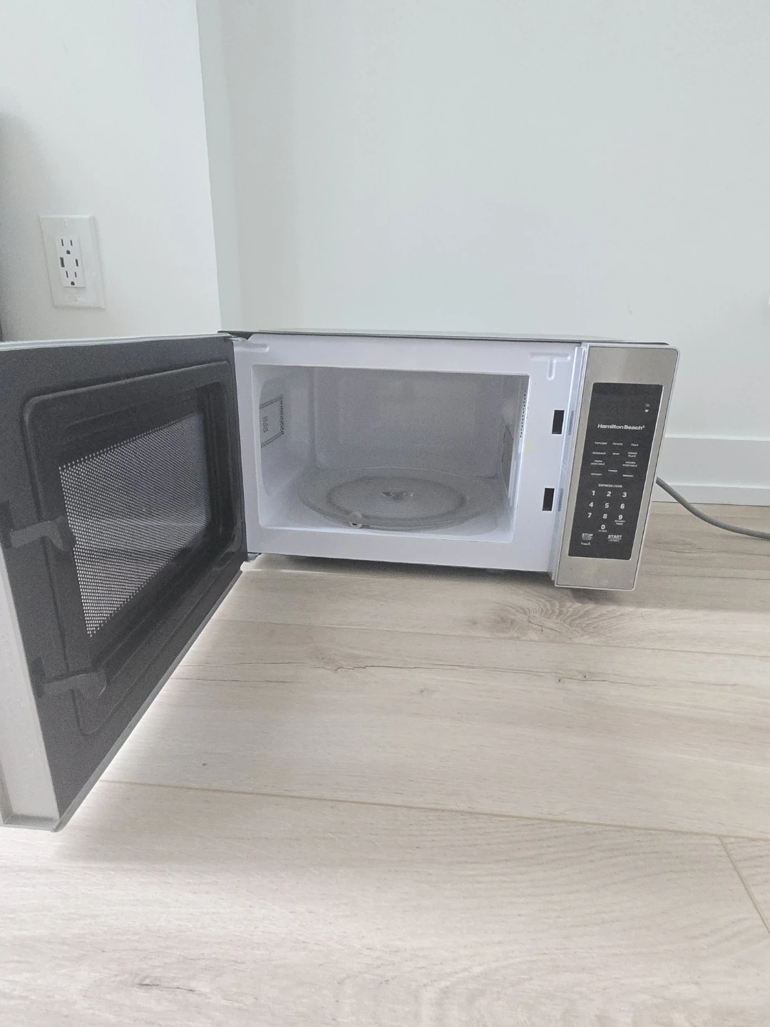 Hamilton Beach Microwave - photo 2