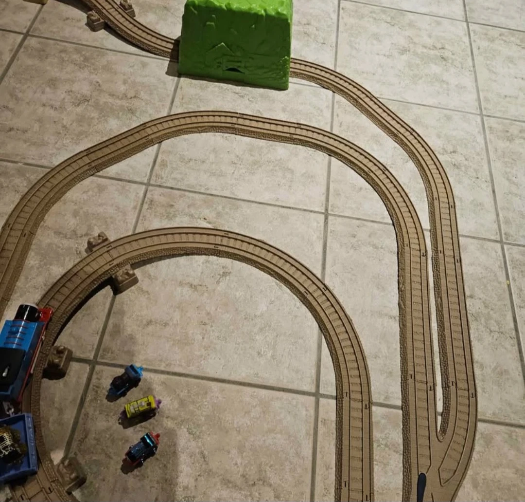 Thomas the Train Tracks and trains set - photo 3