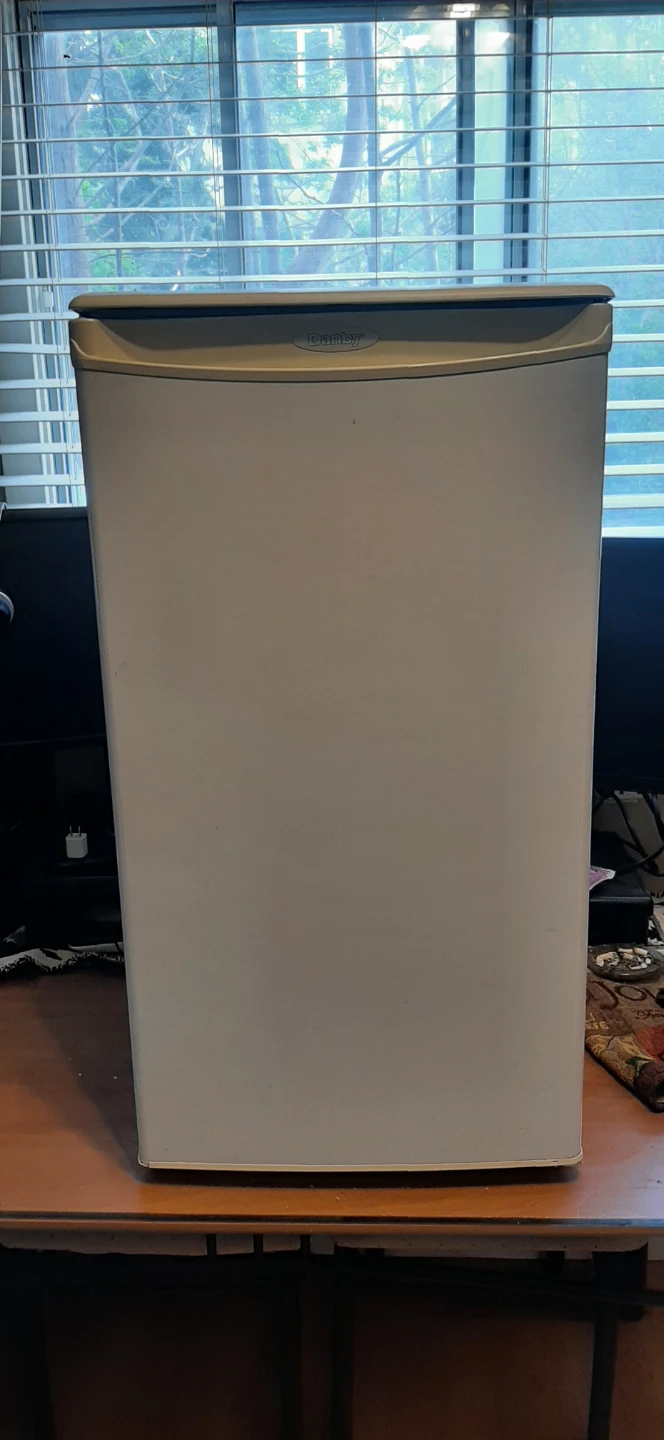 Danby Compact Mini Fridge READ DESCRIPTION ON SIZE