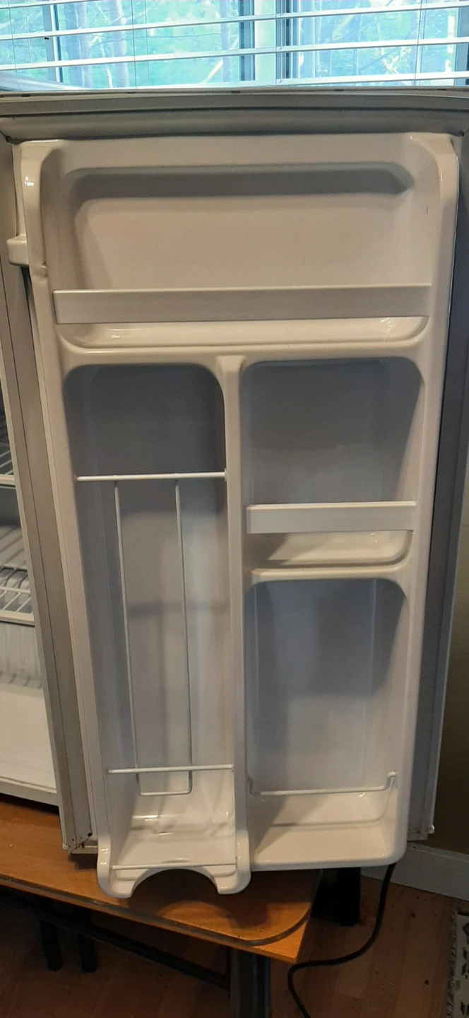 Danby Compact Mini Fridge READ DESCRIPTION ON SIZE - photo 3