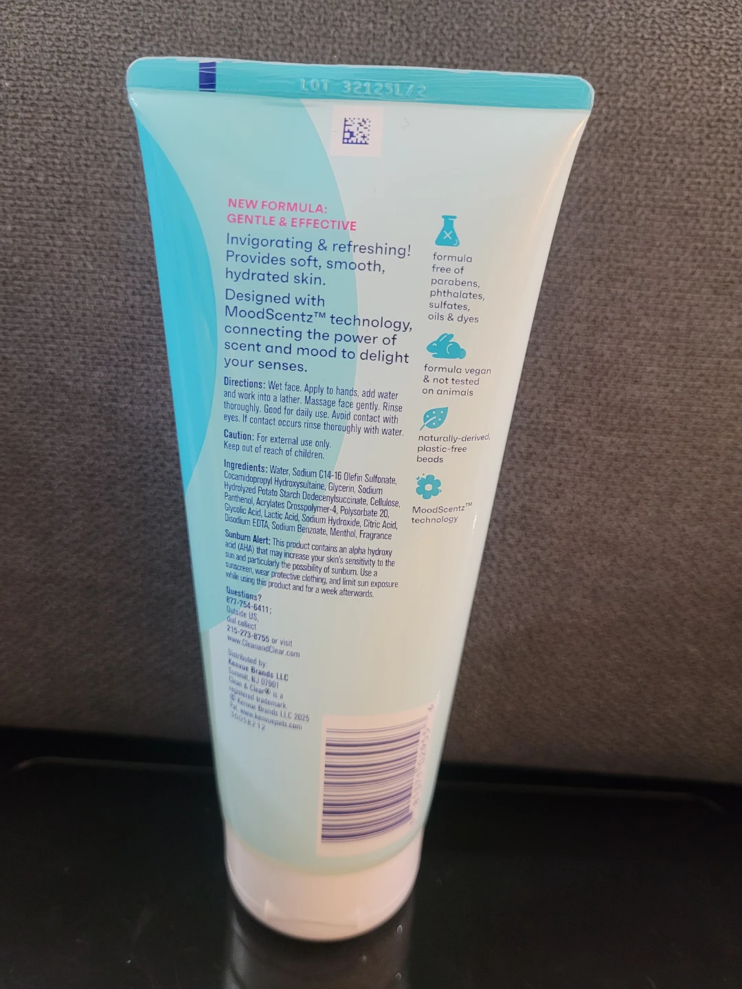 Clean & Clear Deep Action Exfoliating Cleanser 207ml - photo 2