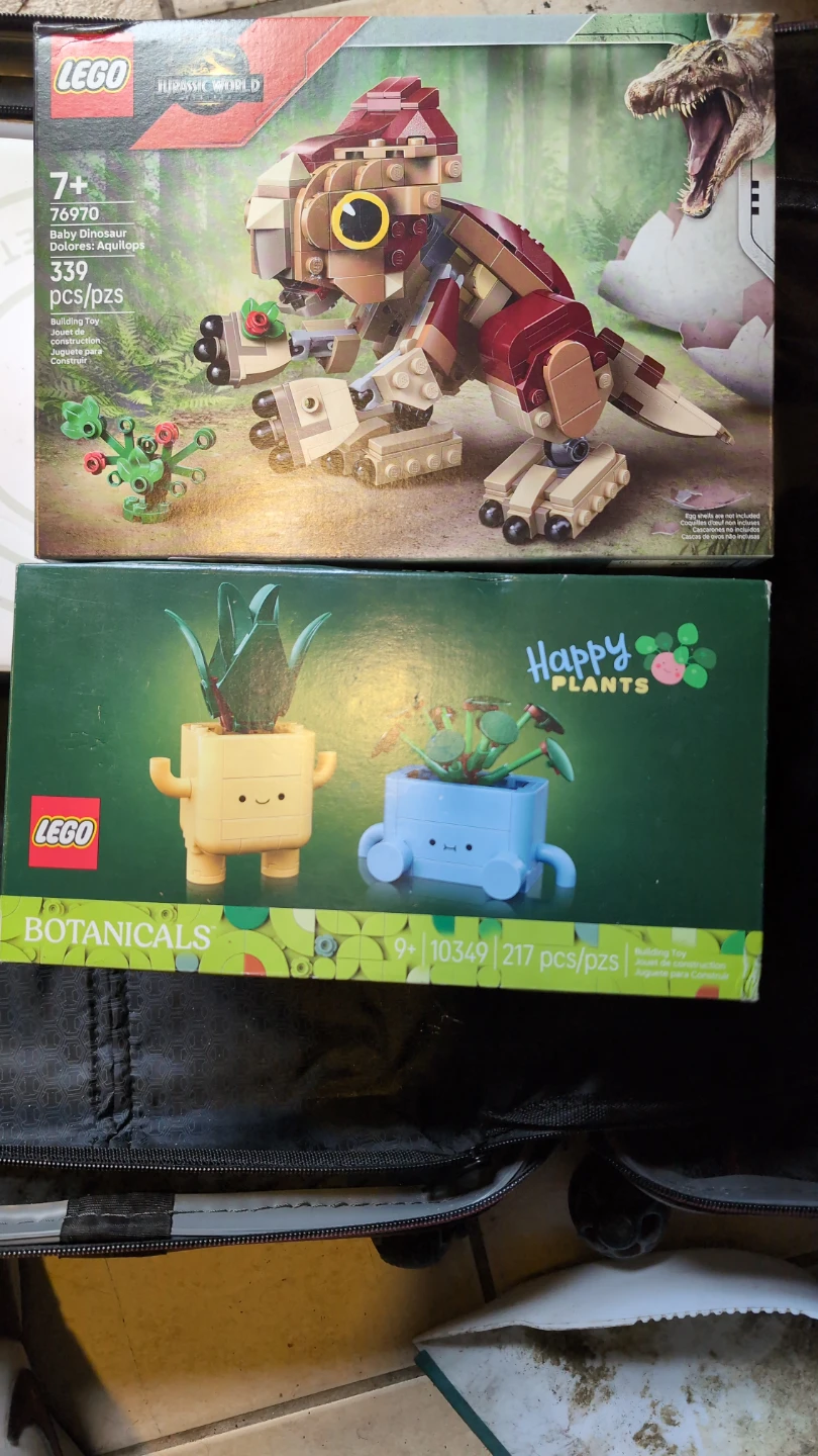 LEGO Jurassic World Baby Dinosaur & LEGO Botanicals Happy Plants