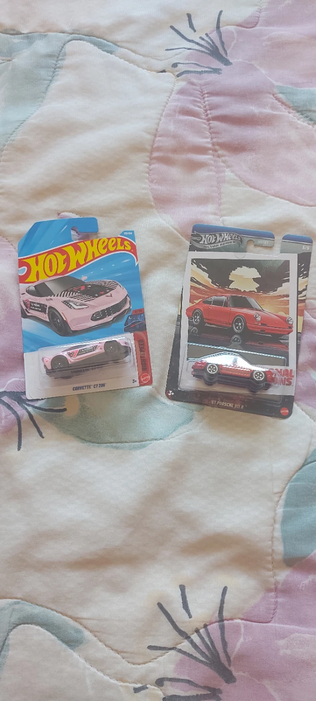 Hot Wheels 2-Pack: Pink Corvette C7 Z06 & Red '87 Porsche 911 R