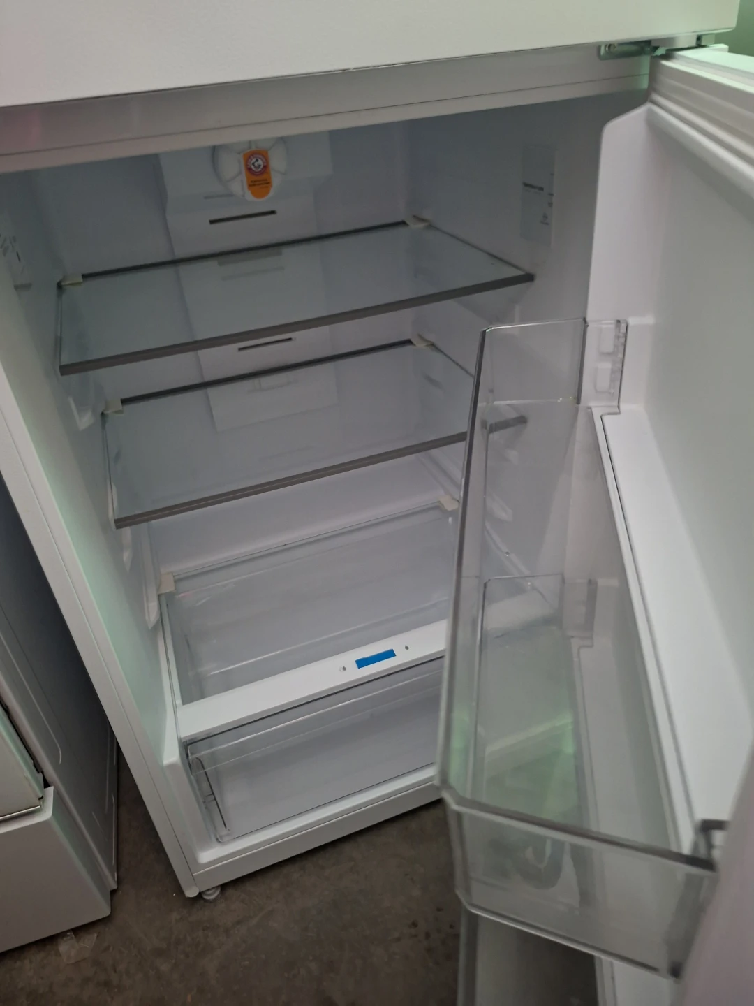 FREE DELIVERY!! Midea MRT14B3AWW condo size fridge like new $350 - photo 4