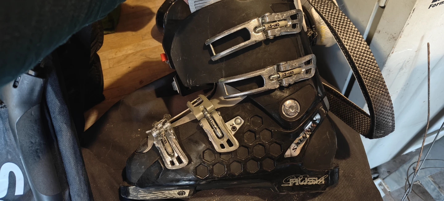 Ski Boots: 26.0 Solomon and or 26.0 HEAD