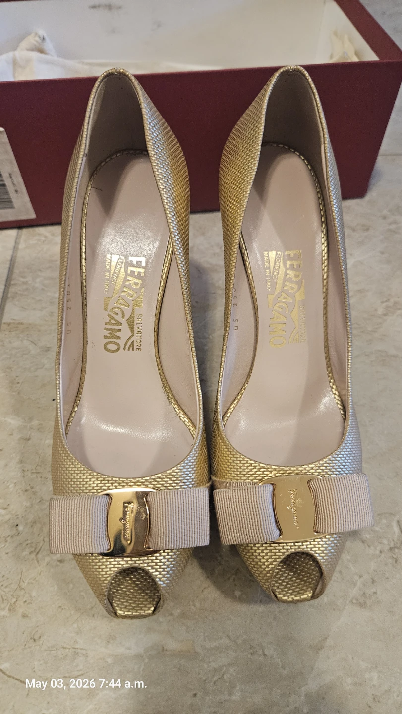 Salvatore Ferragamo Gold Grazia 10 cm size 8