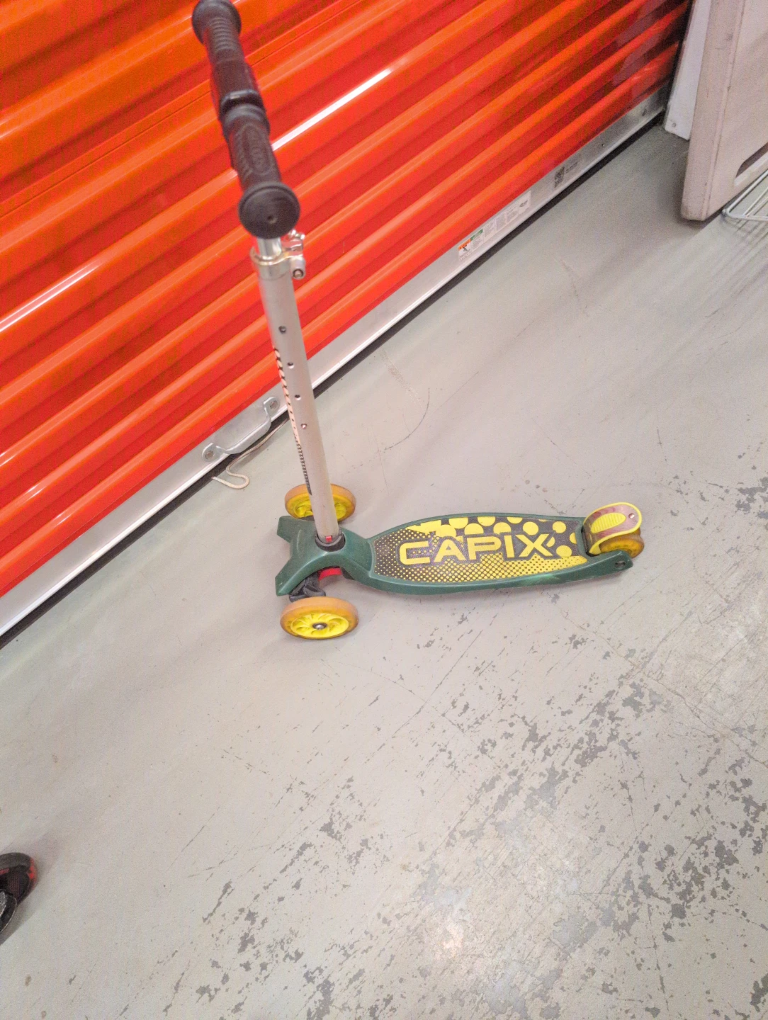 Capix 3-Wheel Scooter