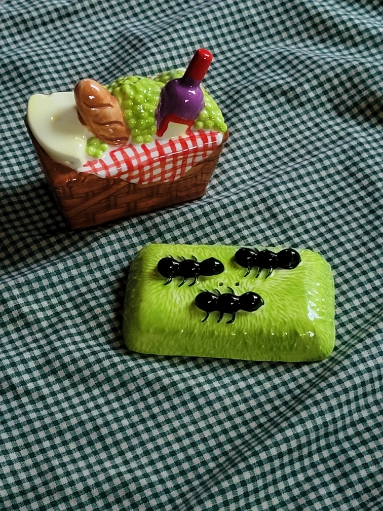 Picnic Basket with Ants Salt and Pepper Shakers - photo 2