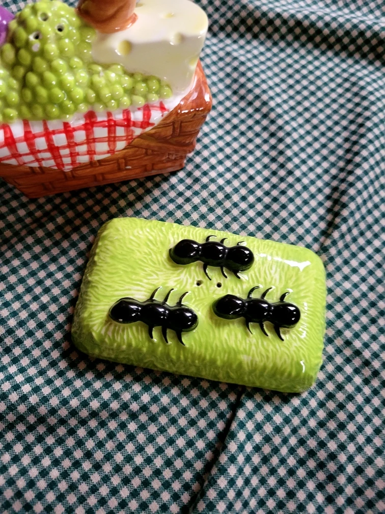 Picnic Basket with Ants Salt and Pepper Shakers - photo 4