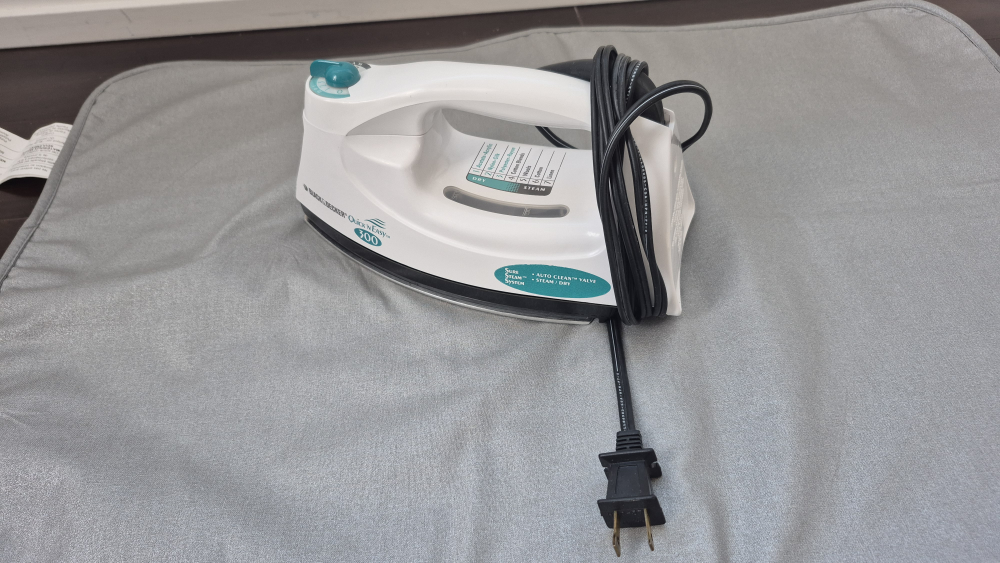 Black & Decker Quick Easy 300 Steam Iron - photo 2