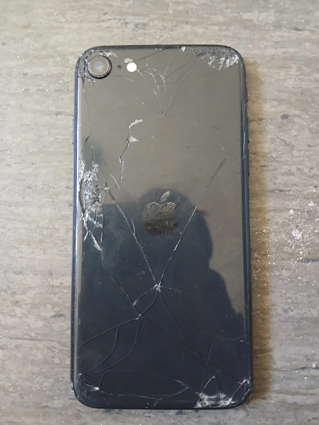 Apple iPhone se 2020- Cracked Screen