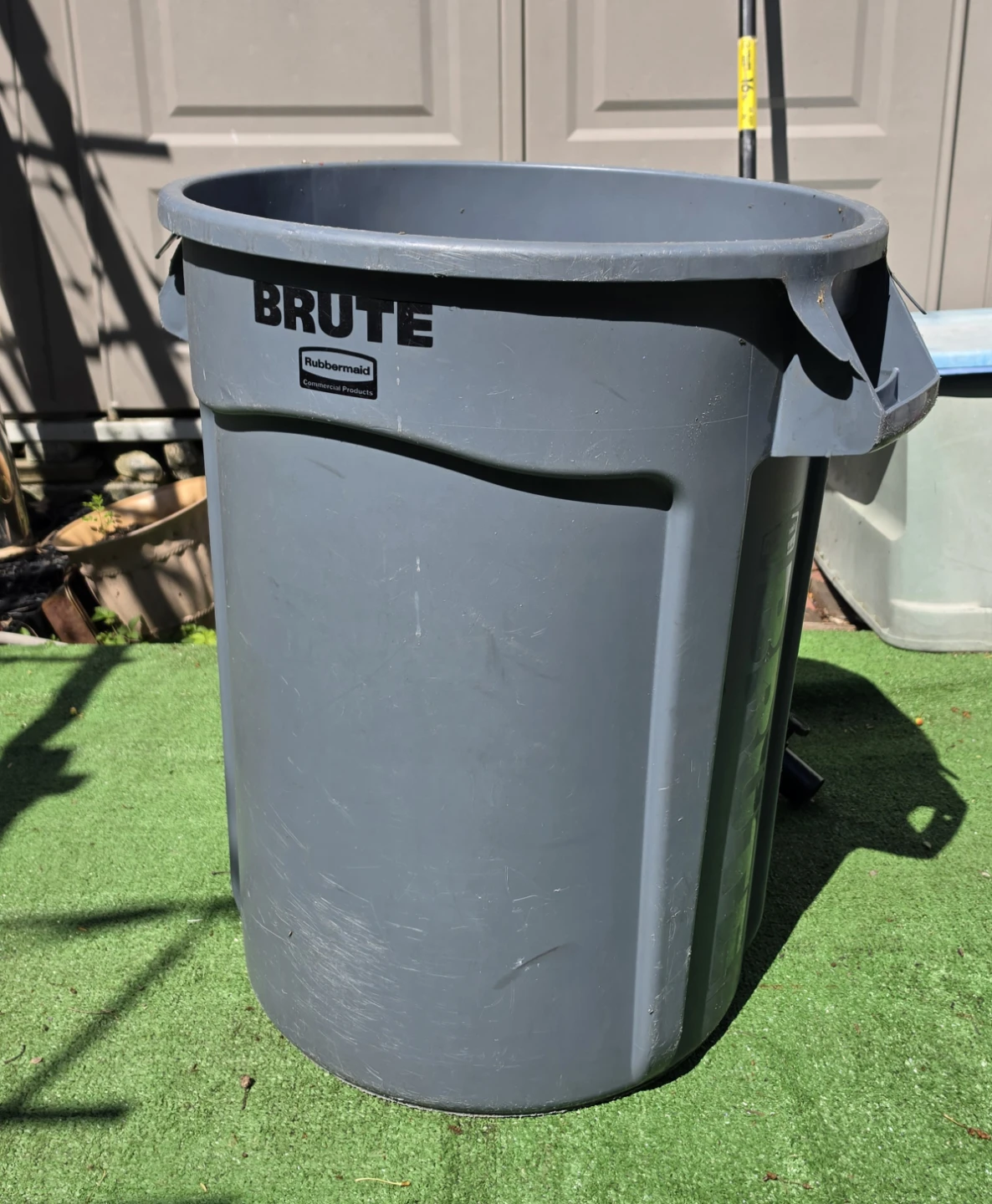BRUTE 32 Gal. Grey Vented Plastic Outdoor Trash Can - photo 2