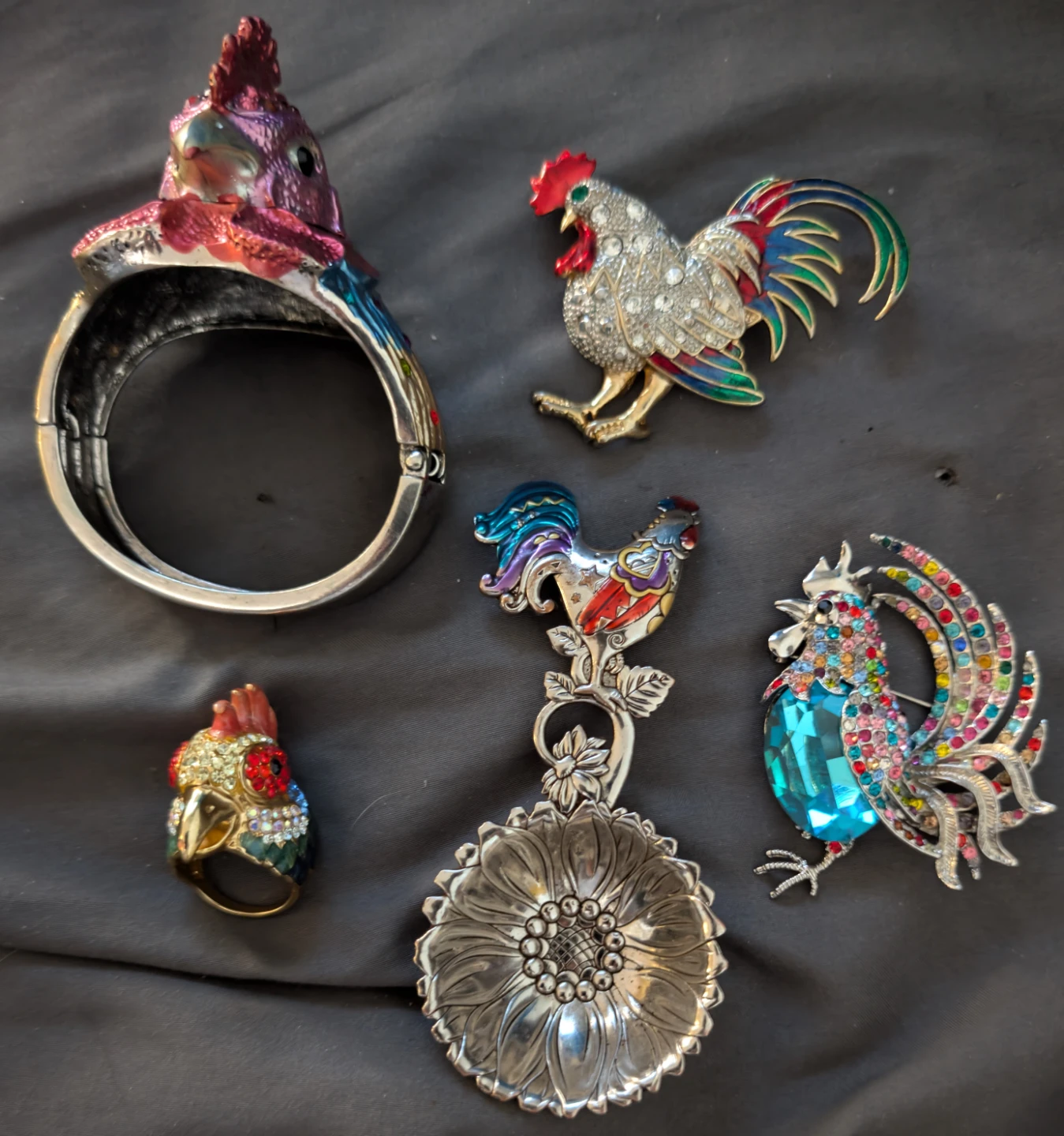 2 Decorative Rooster Rings & 2 Rooster Broches