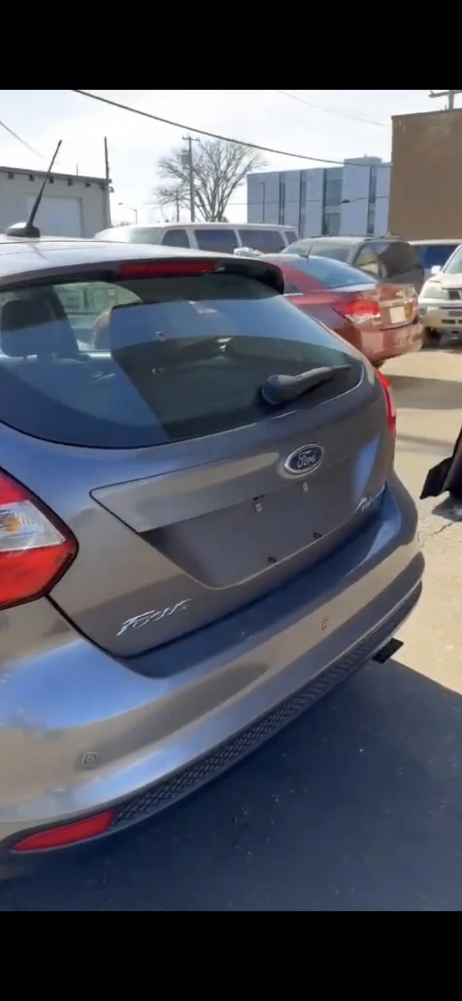 Grey Ford Focus Hatchback 2012 - photo 2