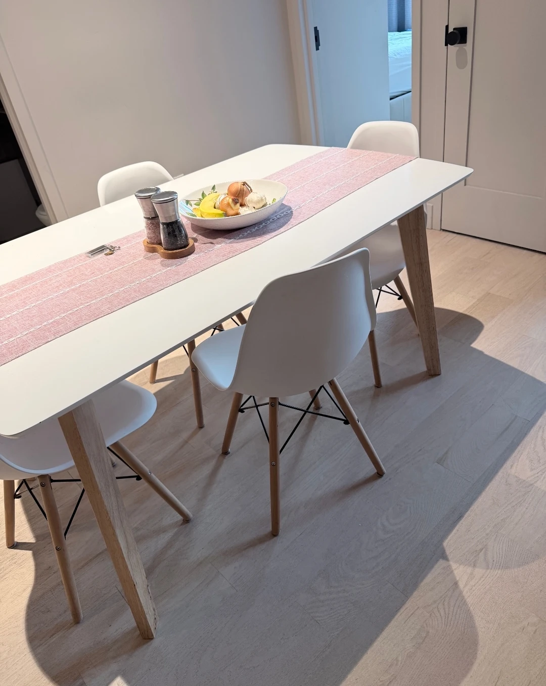 Like new White Dining Table with 4 Chairs