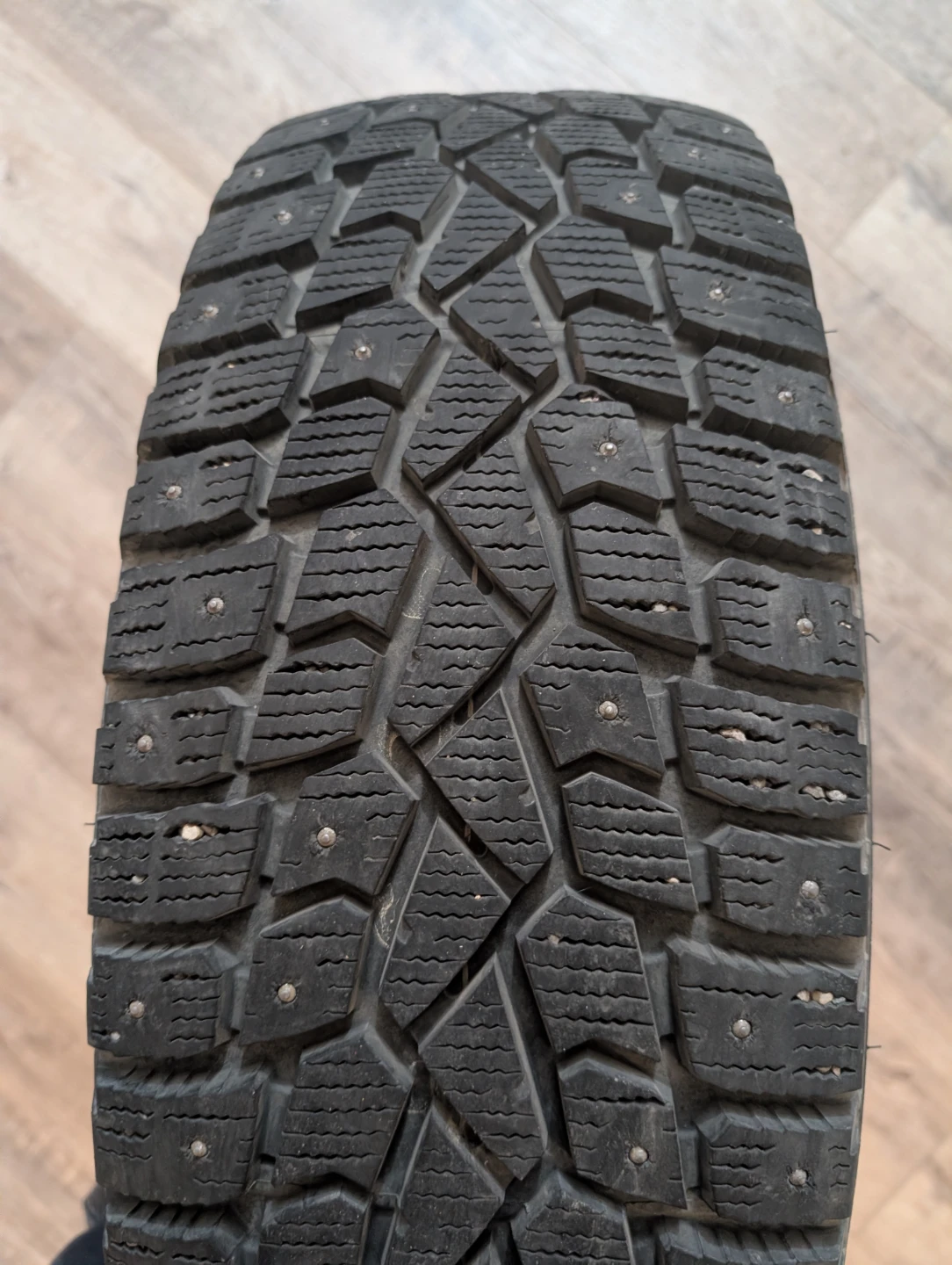 ❄️ 4 Studded Winter Tires on Rims – 235/60 R18 –  ❄️