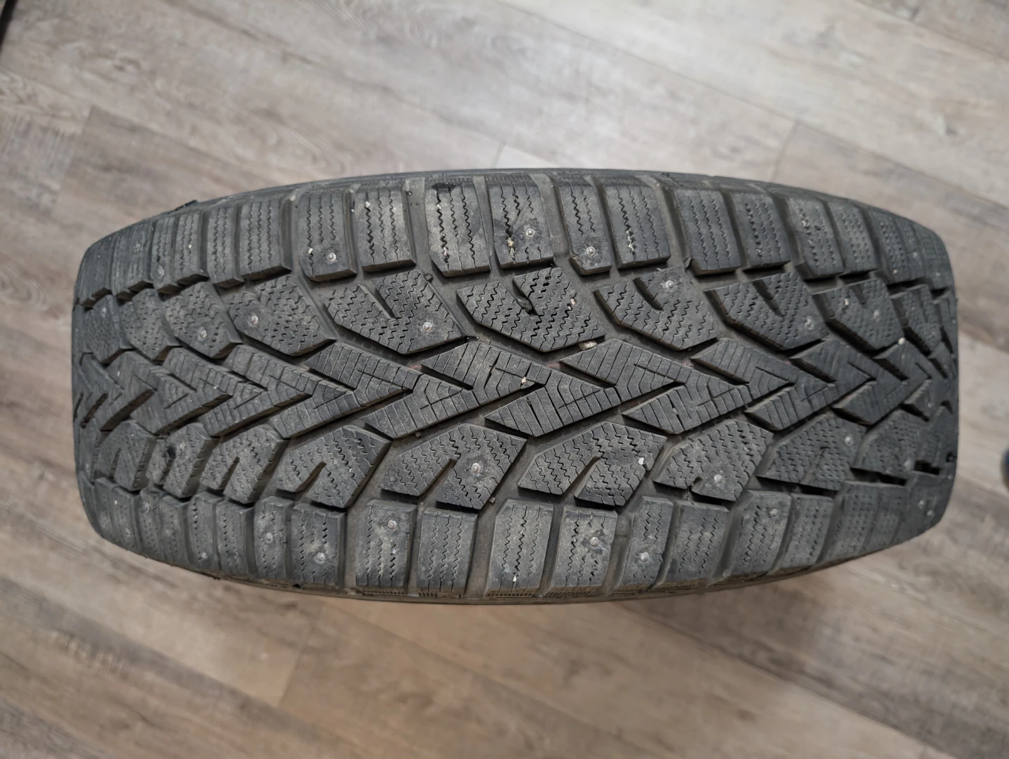 ❄️ 4 Studded Winter Tires on Rims – 235/60 R18 –  ❄️ - photo 4