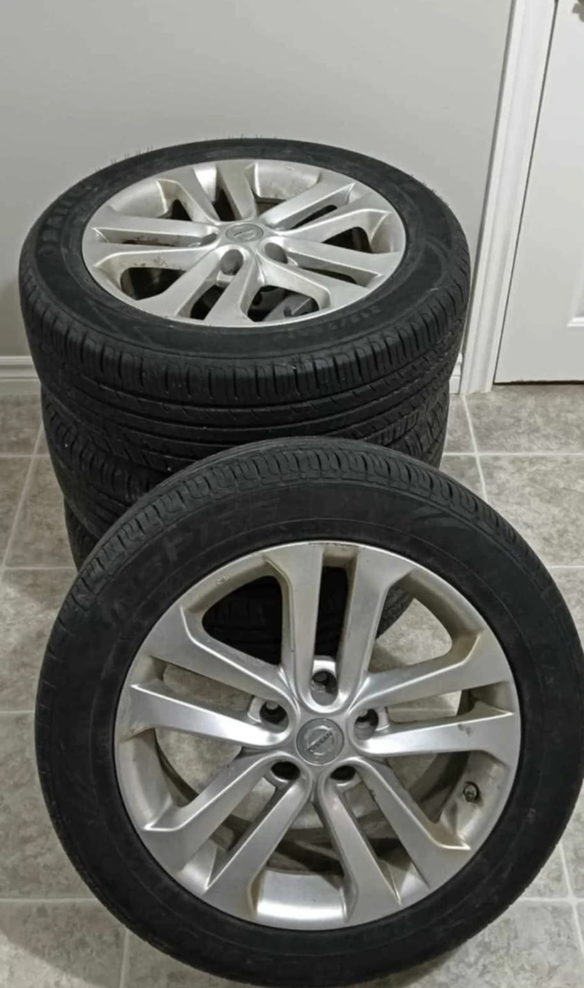 For sale 4 Used OEM Nissan Juke 17 inch alloy | All season tires