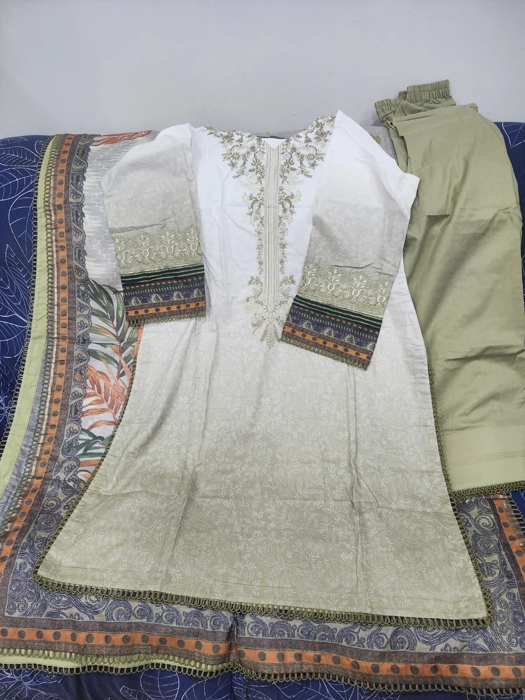 J.embroiderd 3 piece suit