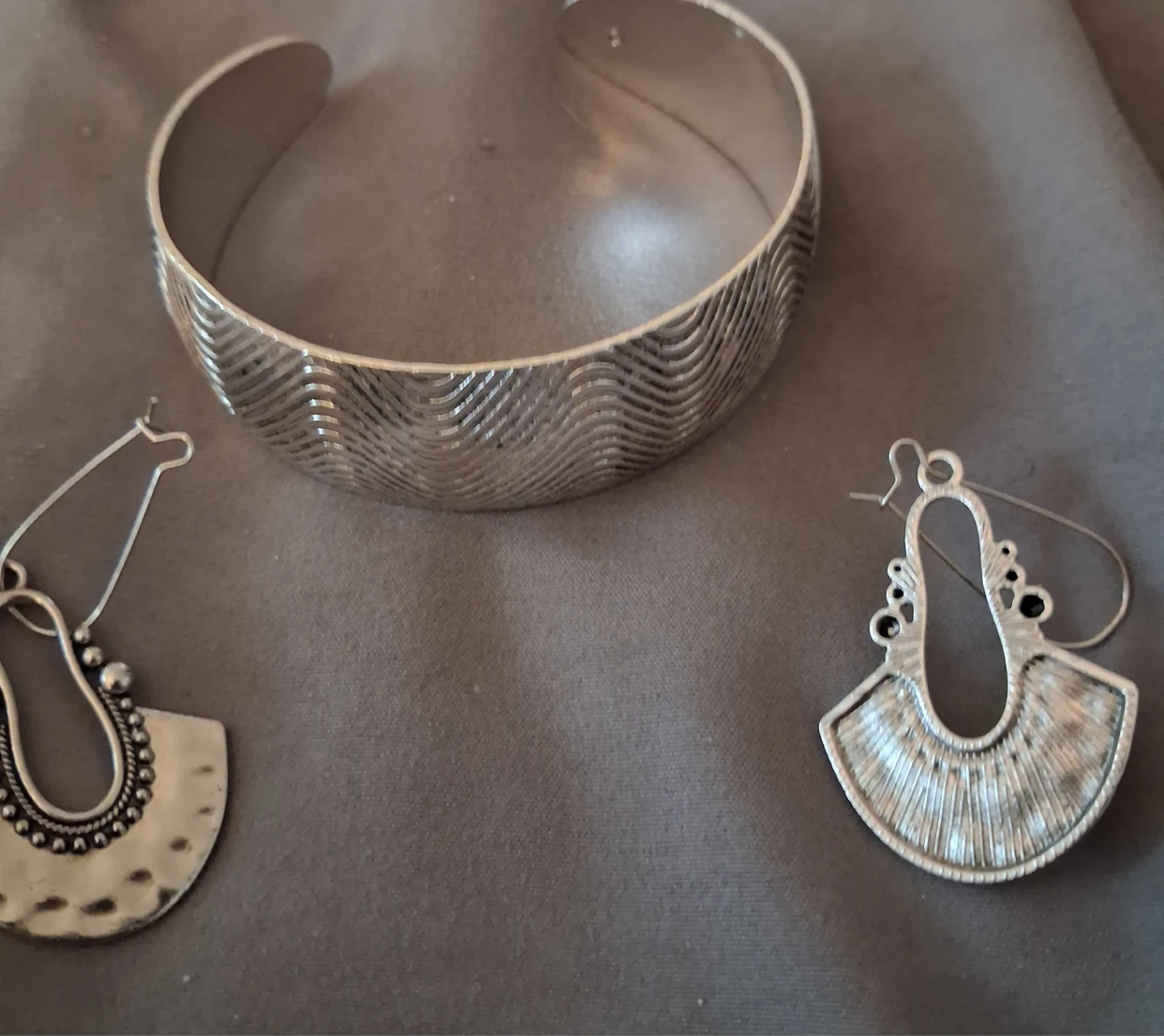 Silver Tone Cuff Bracelet and Fan Earrings Set - photo 2