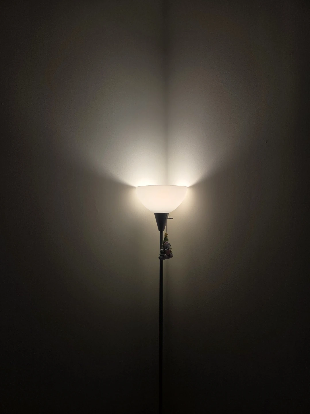 Uplight floor lamp w/ extra new lightbulb