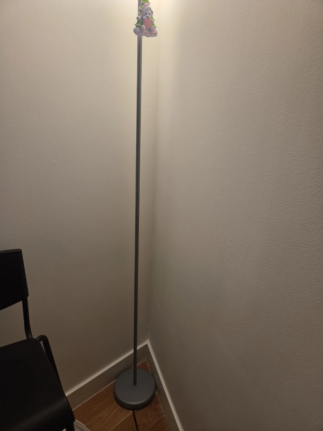 Uplight floor lamp w/ extra new lightbulb - photo 2
